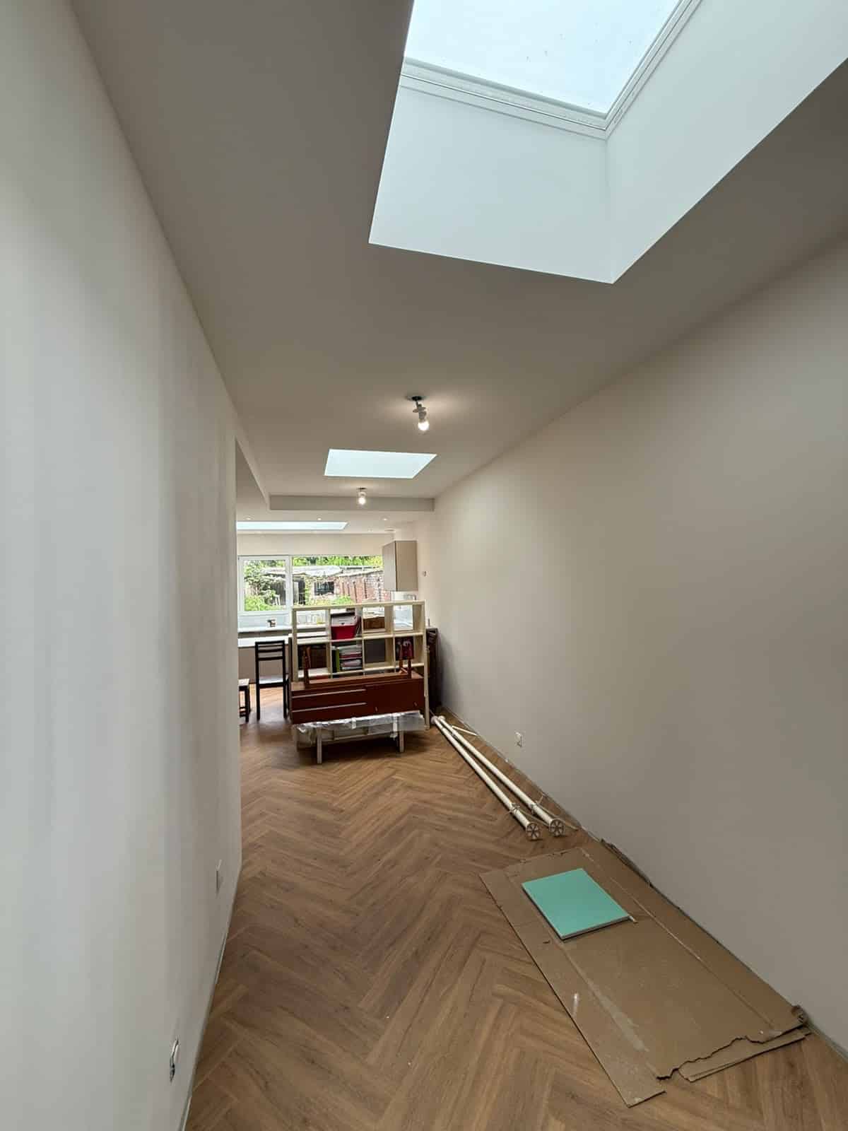 Pièce rénovée parquet à chevrons par GD Light